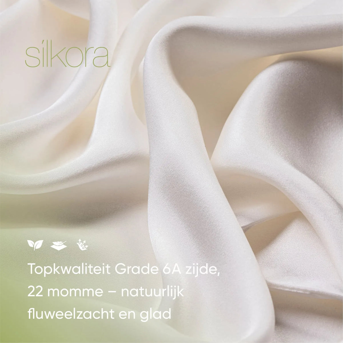 Close-up van witte Silkora-zijde, Grade 6A en 22 momme, met een gladde structuur en zachte plooien.