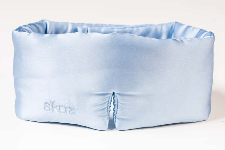 Seiden-Schlafmaske von Silkora in Eisblau, mit einer Öffnung für die Nase