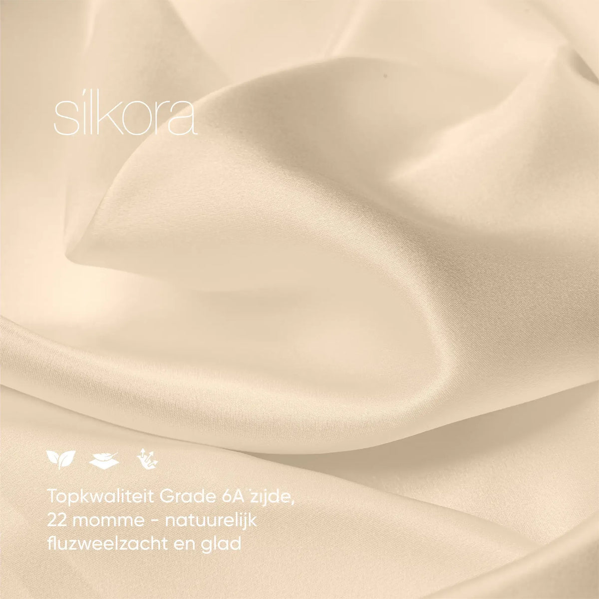 Close-up van champagnekleurige Silkora-zijde, Grade 6A en 22 momme, met een gladde structuur en zachte plooien.