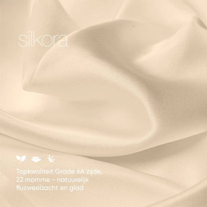 Close-up van champagnekleurige Silkora-zijde, Grade 6A en 22 momme, met een gladde structuur en zachte plooien.