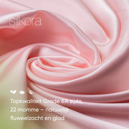 Close-up van Silkora-zijde in lotusroze, Grade 6A en 22 momme, met een gladde structuur en zachte plooien.