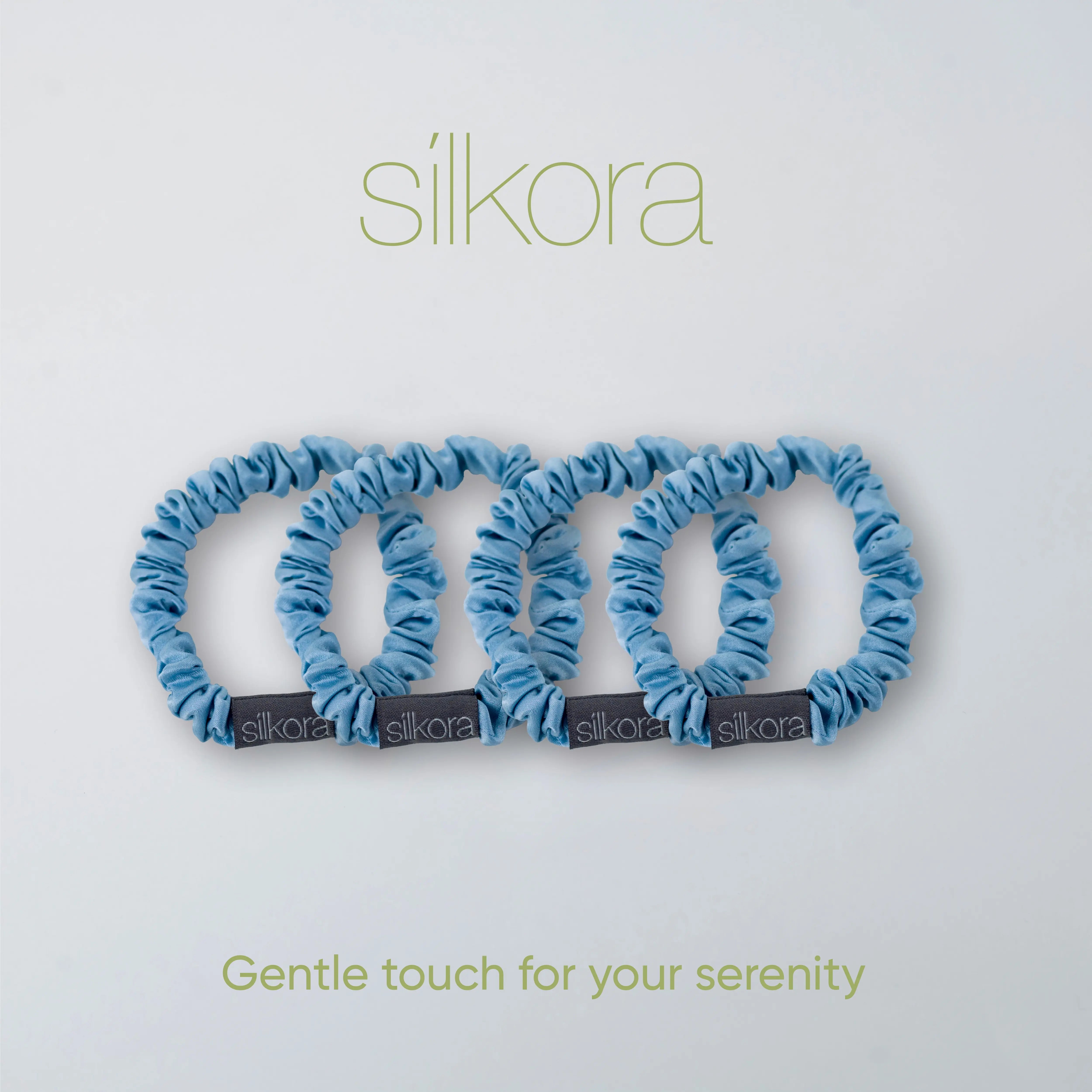 Vier kleine Seiden-Scrunchies von Silkora in Eisblau