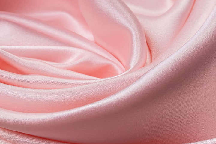 Close-up van de gladde moerbeizijde van een Silkora kussensloop in Lotus Roze